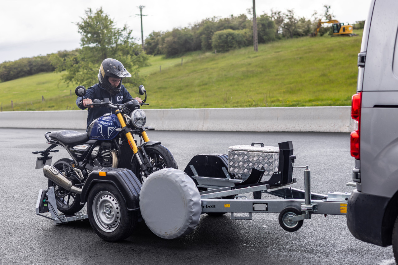 Debon Roadster Moto 1V3 600kg kippbar +Ersatzrad +Staubox +Motorradauffahrschiene – Bild 11