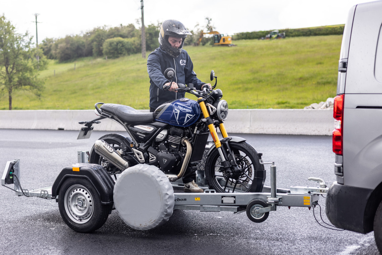 Debon Roadster Moto 1V3 600kg kippbar +Ersatzrad +Staubox +Motorradauffahrschiene – Bild 12