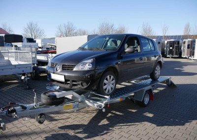 Pongratz L-AT 350 G-K mit aufgeladenem Auto. Ein einfaches Auffahren ist durch eine kippbare Ladefläche möglich.