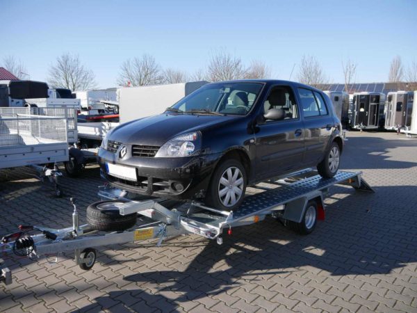 Pongratz L-AT 350 G-K mit aufgeladenem Auto. Ein einfaches Auffahren ist durch eine kippbare Ladefläche möglich.